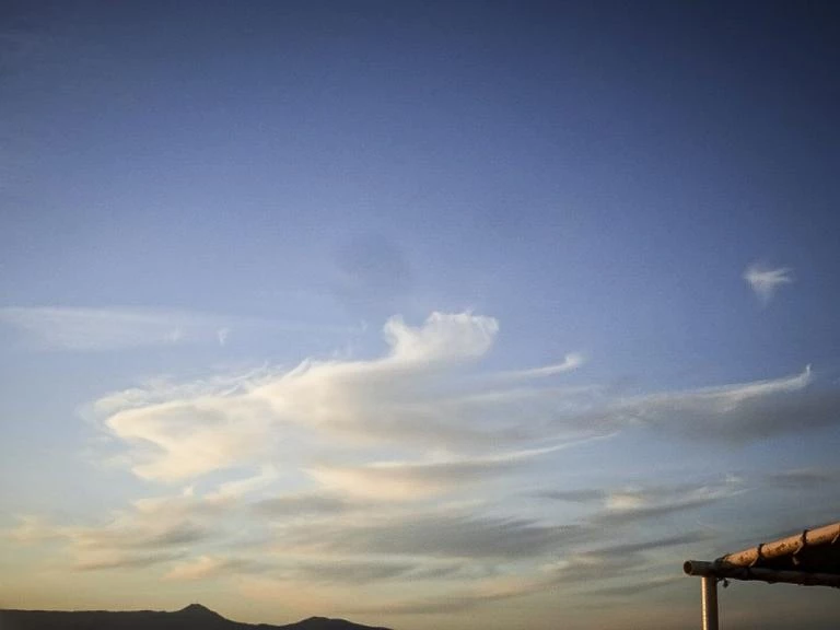 Καιρός: Κλίμα τροπικό! Ζέστη και βροχές το Σάββατο – Αναλυτική πρόγνωση